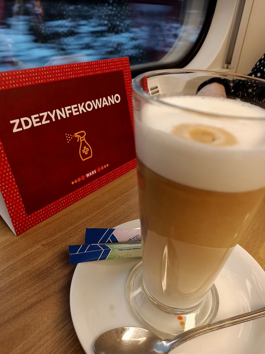 W restauracji Wars klienci mogą zamówić posiłki i napoje na miejscu