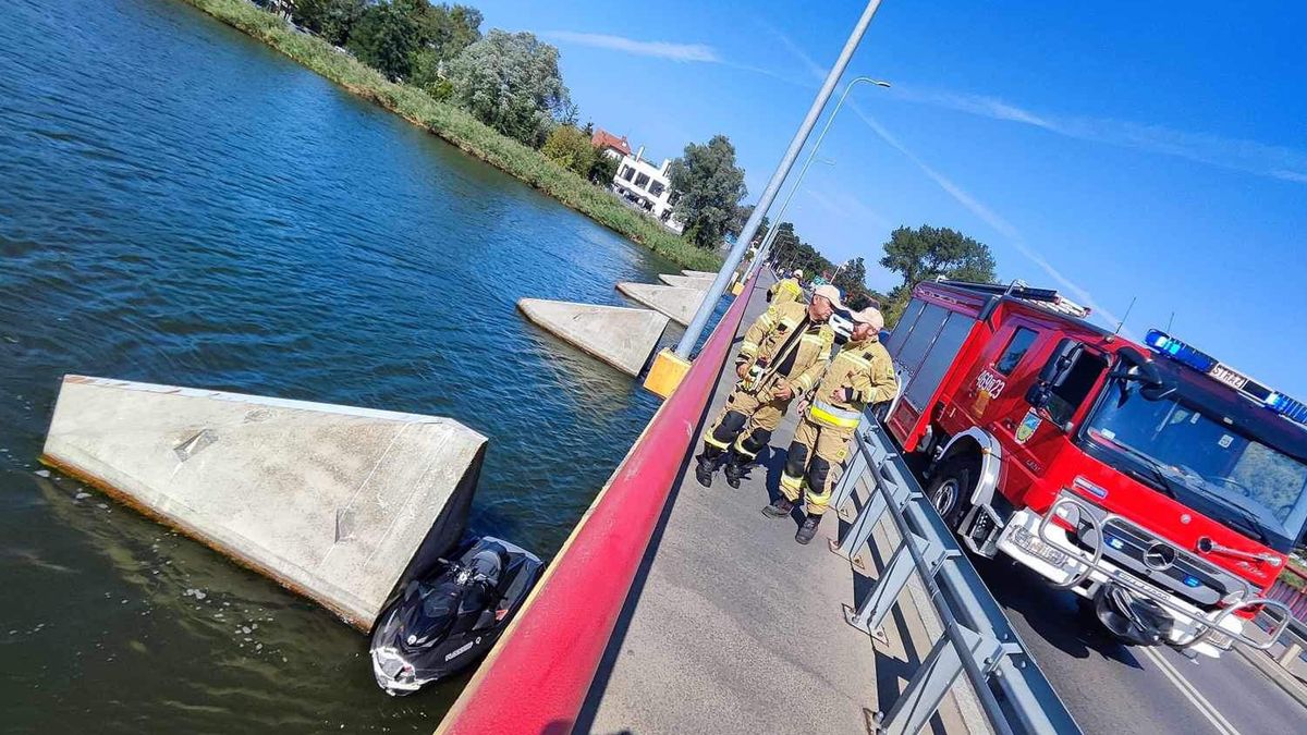 W Dziwnowie mężczyzna skuterem uderzył w filar mostu. "Jak do tego doszło, nie wiem" - komentuje ratownik 