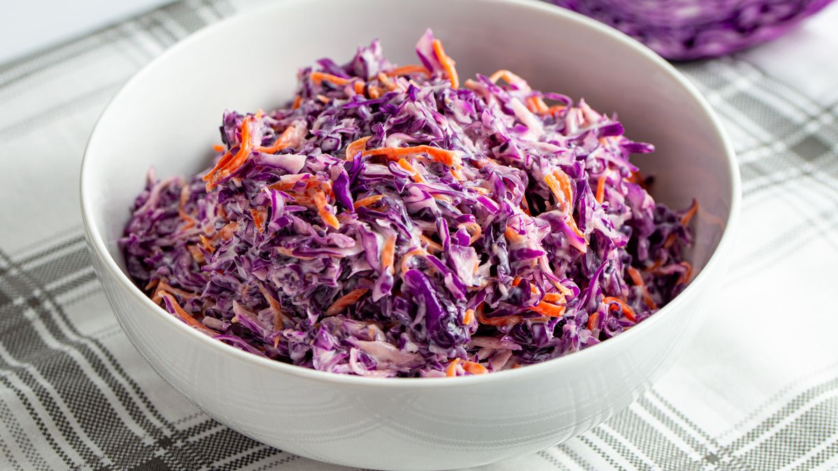 Surówka z czerwonej kapusty z jogurtowym dressingiem