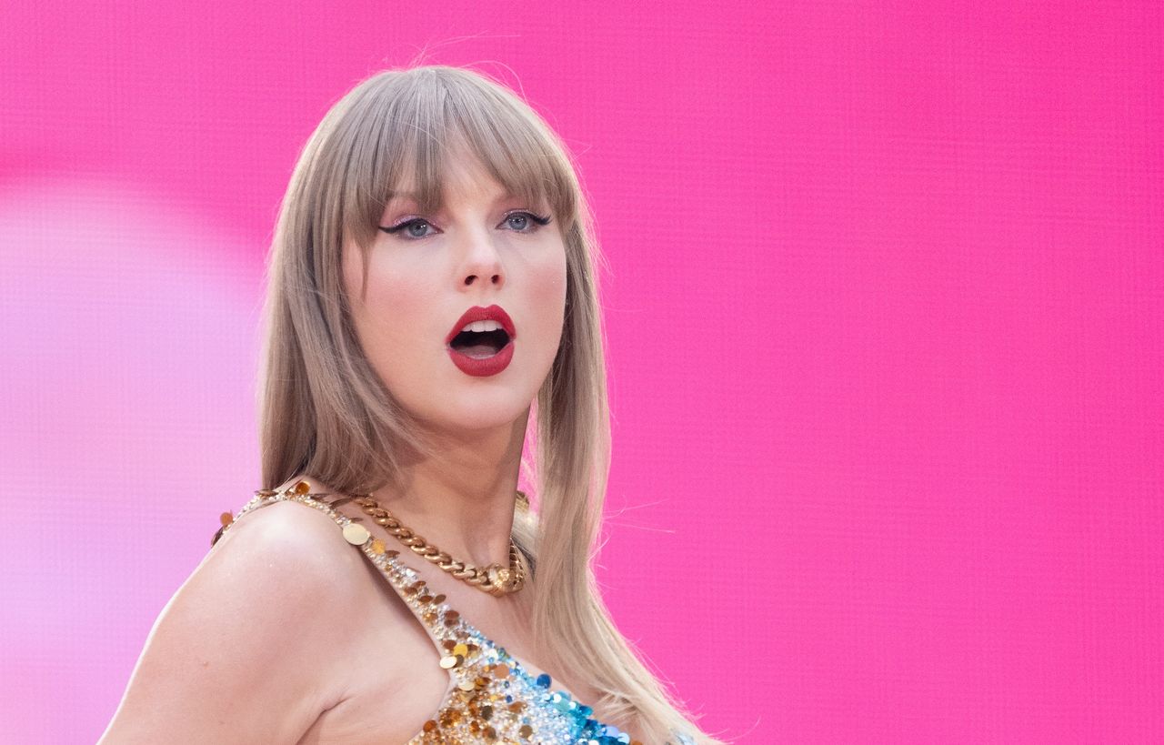Taylor Swift swallows a fly mid-performance at packed Wembley concert