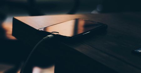 Ładujesz telefon w nocy? Lepiej tego nie rób