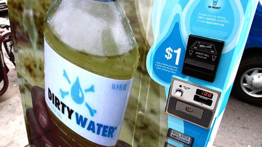 Woda butelkowa o smaku tyfusu, malarii i cholery prosto z automatu 1