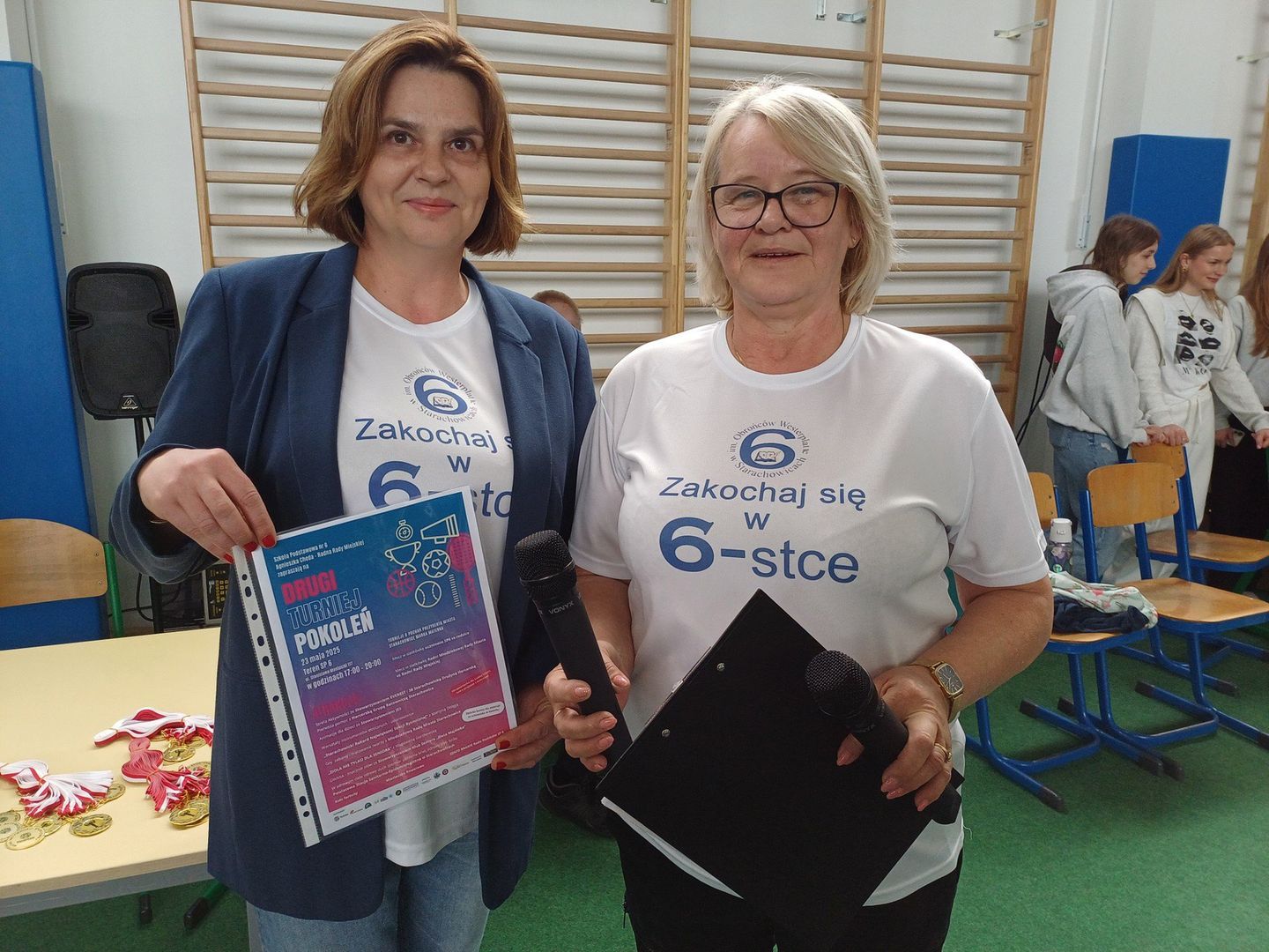 Turniej został zorganizowany przez społeczność szóstki i radną Rady Miejskiej, Agnieszkę Chedę. Na zdjęciu, od lewej: Agnieszka Cheda i Renata Topolska - dyrektor SP nr 6.