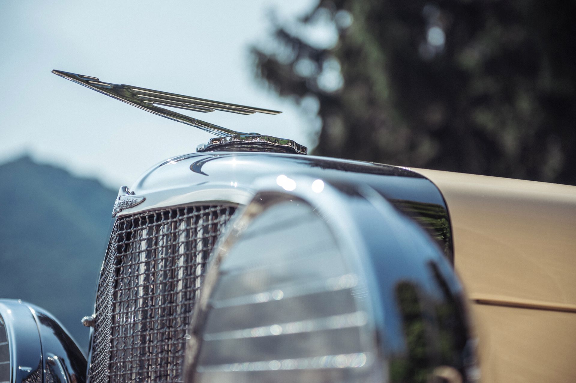 Maskota wieńcząca atrapę chłodnicy w Duesenbergu J Convertible Berline z 1930 r.