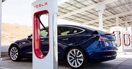 Tesla na celowniku rady bezpieczeństwa. Inwestorzy ciągle dają kredyt zaufania