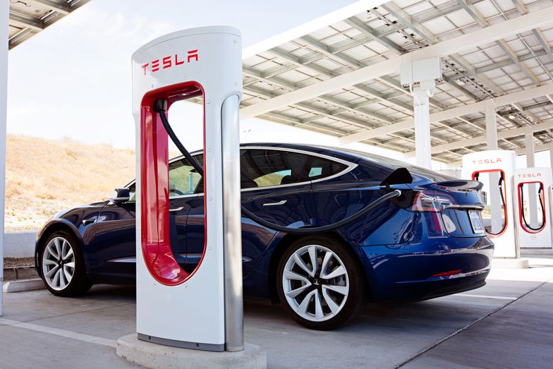 Tesla znów w ogniu krytyki wobec zagadkowych wypadków