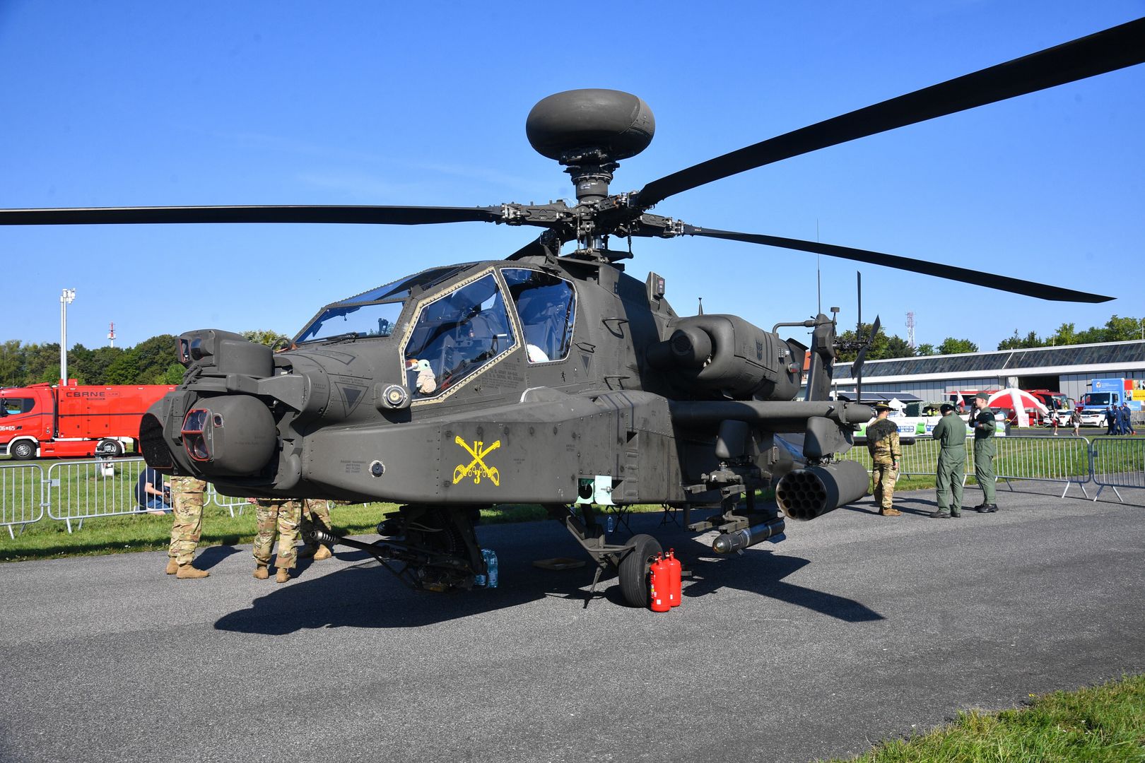 Amerykański śmigłowiec AH-64D Apache na statycznej wystawie Radom  Air Show.