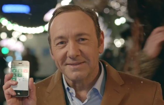 Kevin Spacey z kolędnikami reklamuje kredyt gotówkowy w BZ WBK (wideo)