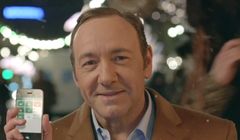 Kevin Spacey z kolędnikami reklamuje kredyt gotówkowy w BZ WBK (wideo)