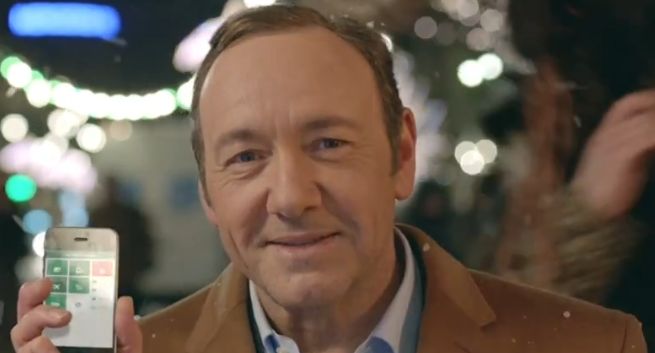 Kevin Spacey z kolędnikami reklamuje kredyt gotówkowy w BZ WBK (wideo)
