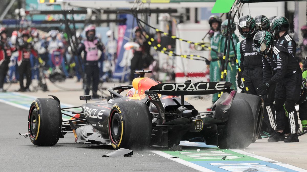 PAP/EPA / SHAWN THEW / Na zdjęciu: Max Verstappen chwilę po kolizji w pit-lane