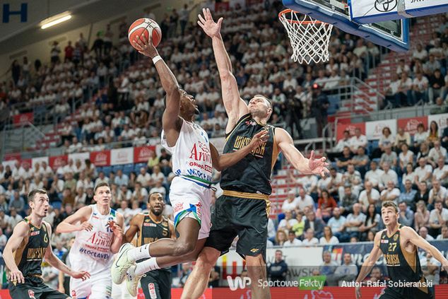 Arciom Parachouski w walce podkoszowej w meczu z Anwilem Włocławek