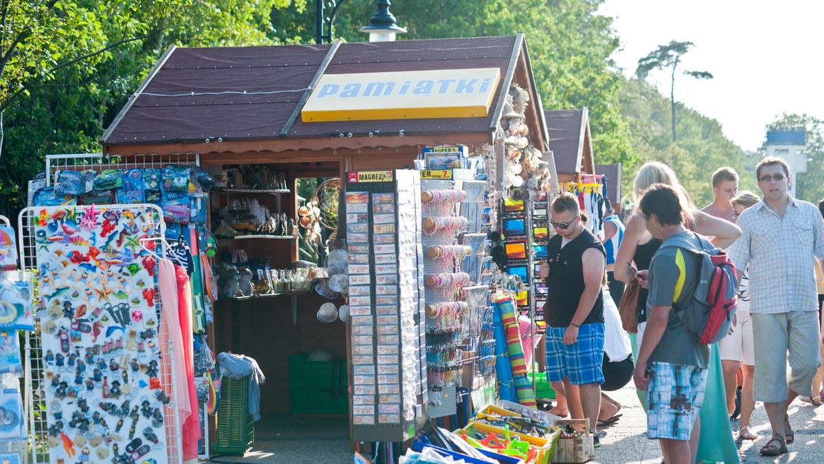 reporter8_baza
19.07.2014 Ustka N/z stoisko z pamiatkami z Ustki fot. Hubert Bierndgarski/REPORTER
Hubert Bierndgarski/REPORTER