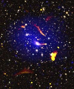 Dziwne źródła radiowe w odległej gromadzie galaktyk przeczą temu, co wcześniej sądzili badacze