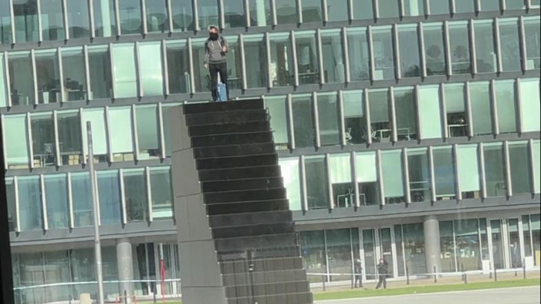 Akcja służb w Warszawie. Mężczyzna grozi wysadzeniem się