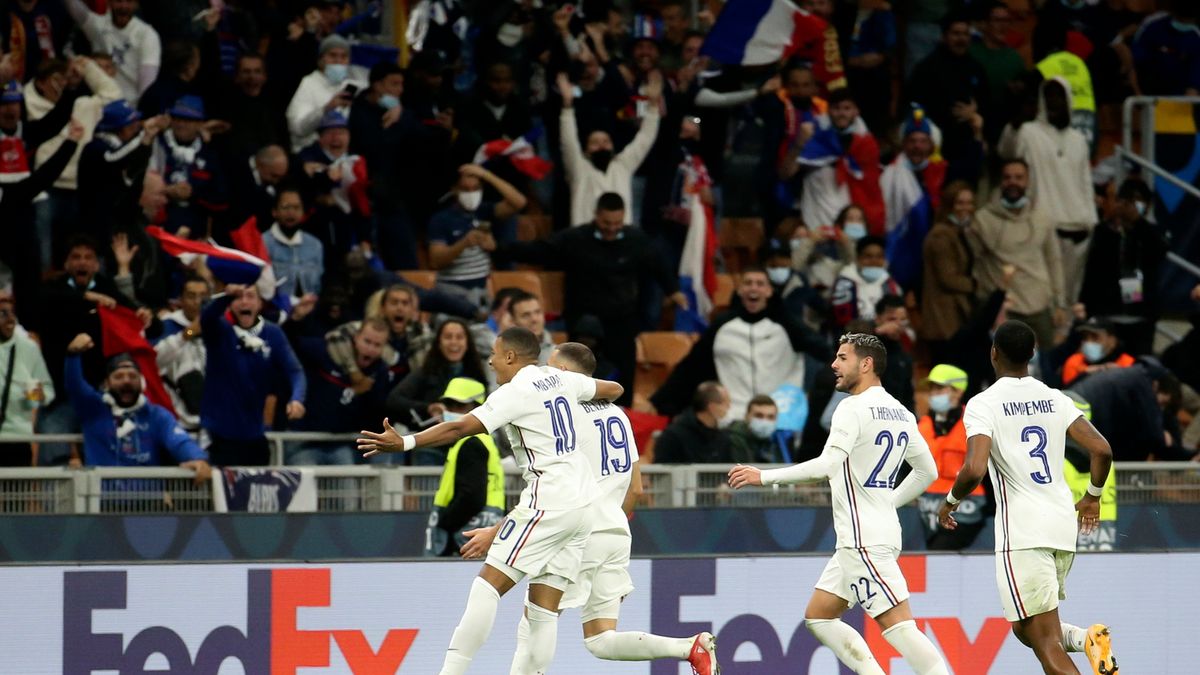 Piłkarze reprezentacji Francji po golu Karima Benzemy