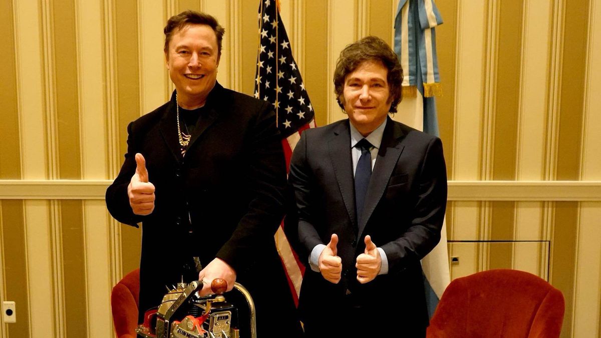 Prezydent Argentyny podarował Elonowi Muskowi piłę, jako symbol 