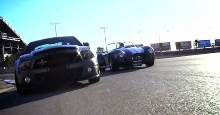 Shelby Cobra vs 2011 Mustang Shelby GT500 Super Snake [wideo]