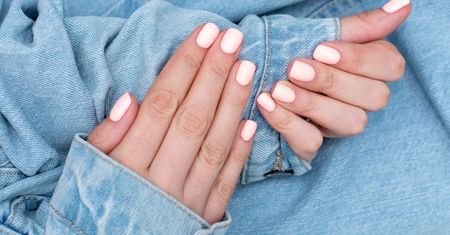 Czym jest włoski manicure? Będzie hitem tego sezonu