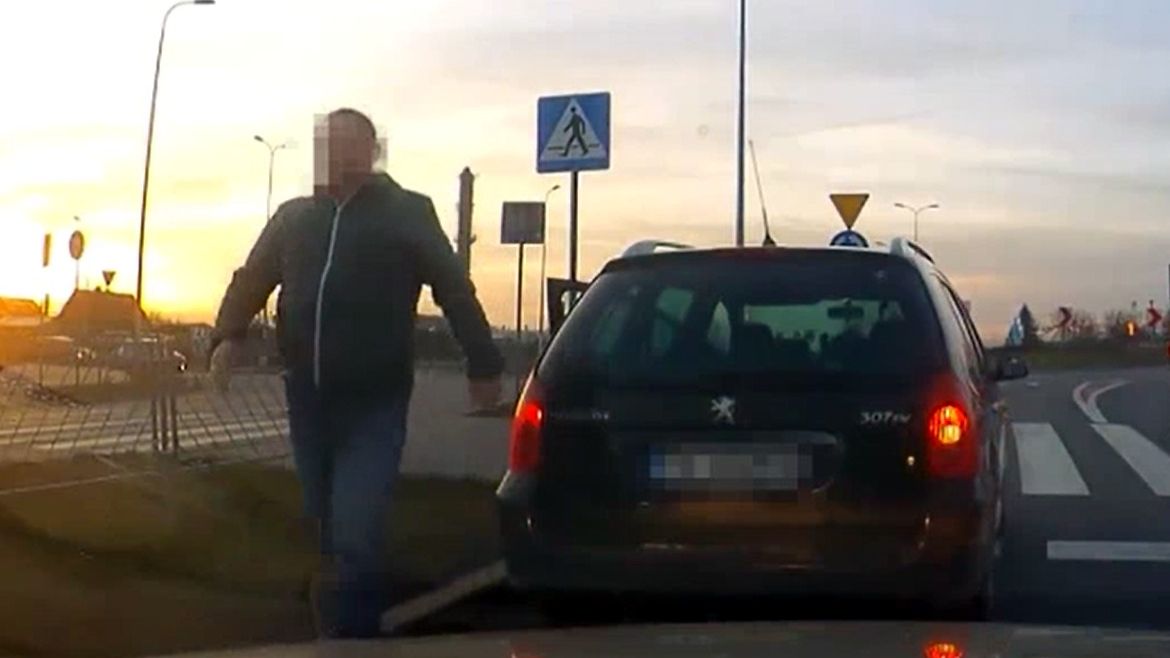 Agresja na drodze. Ten kierowca postanowił być nauczycielem