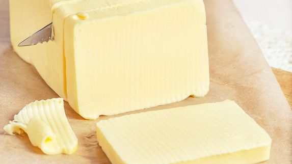 Margaryna z olejem roślinnym (70% tłuszczu) i częściowo utwardzonym olejem sojowym, w kostce