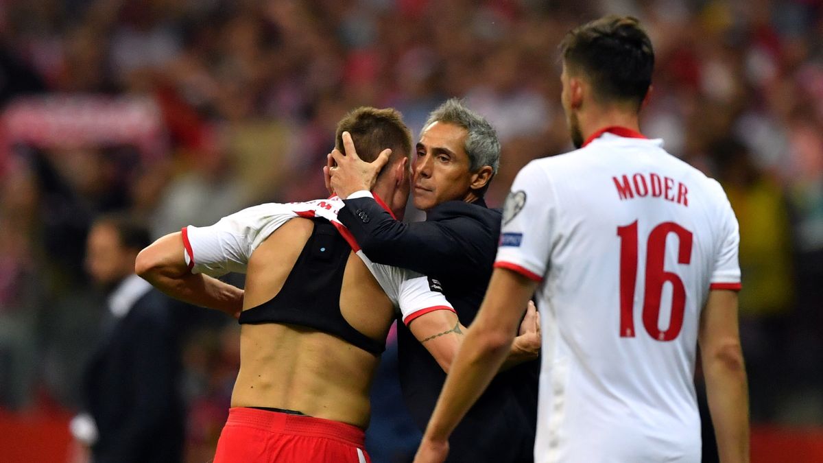 PAP / Piotr Nowak / Damian Szymański w objęciach Paulo Sousy