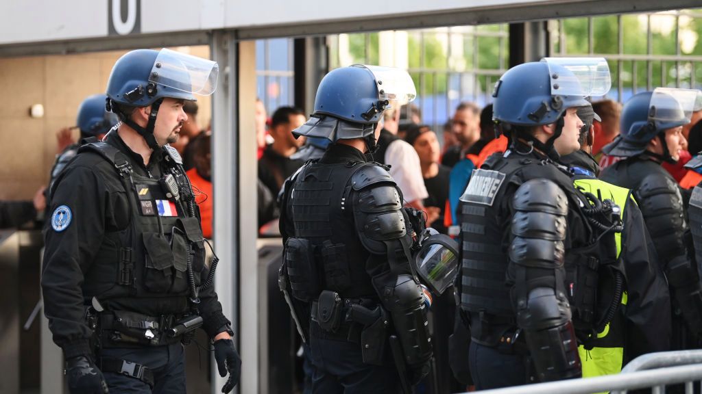Getty Images / Matthias Hangst / Na zdjęciu: policja przed wejściem na Stade de France