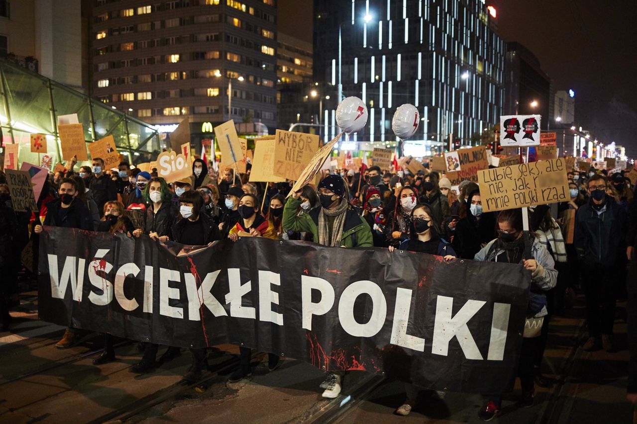 Protest kobiet po wyroku TK z 2020 r. ograniczającym prawo do aborcji