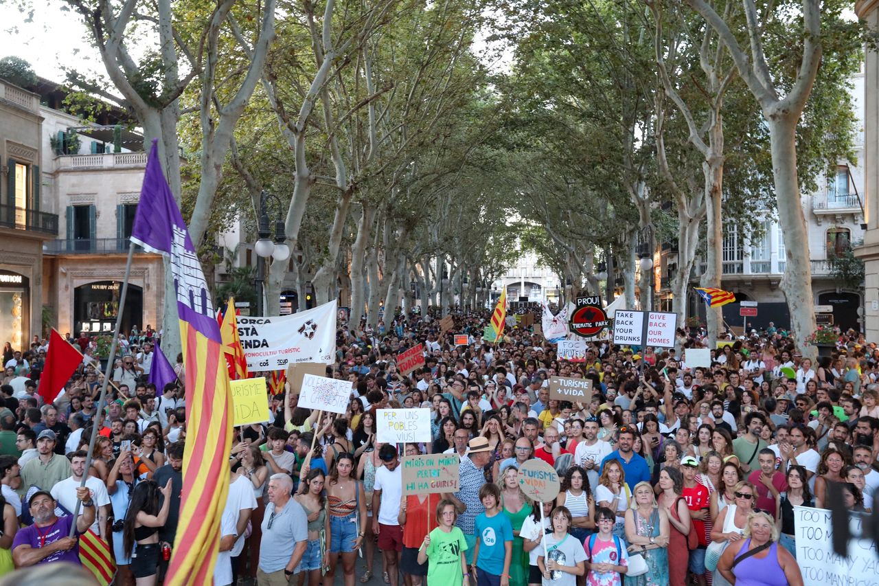 Protesters in Palma de Mallorca call to curb mass tourism