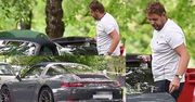 Smutny Wojtek Basiura wysiada ze srebrnego porsche