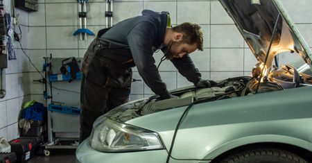 Mniej zleceń, wcześniejszy odbiór auta i odmowa przyjęcia. Z powodu koronawirusa problem mają nie tylko producenci, ale także mechanicy