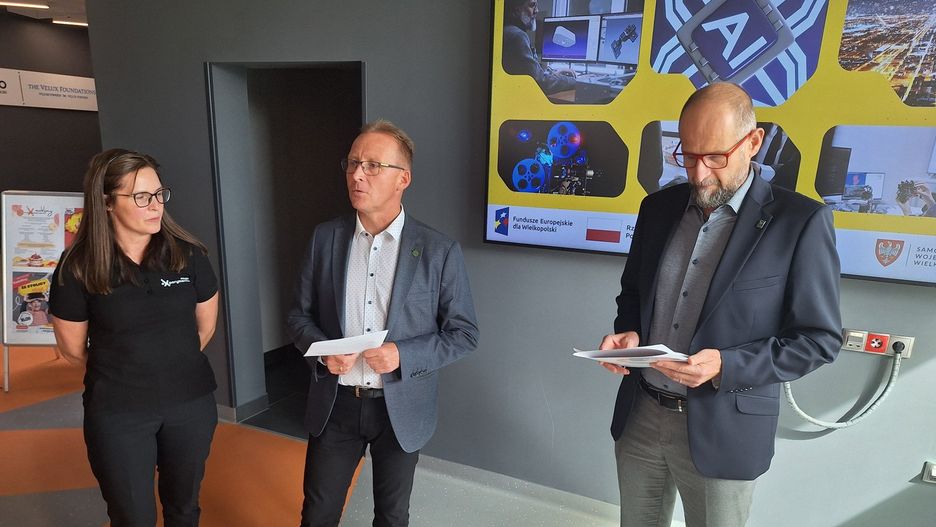 Od lewej: Barbara Redzik, dyrektor Stolicy Experymentu, prezydent Michał Powałowski i starosta Tomasz Budasz. 