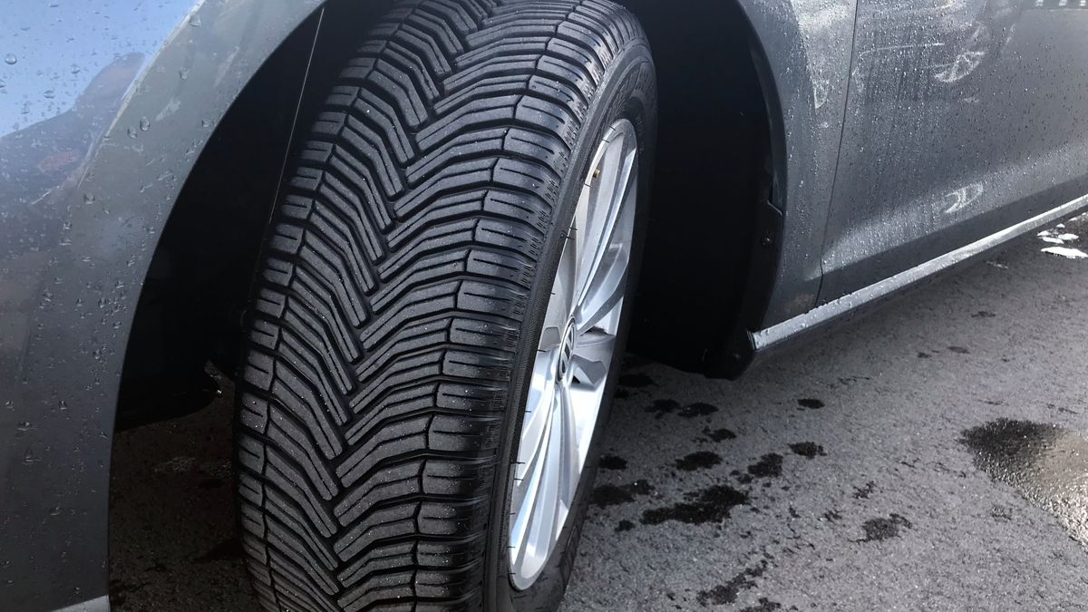 Opony całoroczne cieszą się coraz większą popularnością. Niektórzy kierowcy zarzekają się, że już nigdy nie kupią zimowych.