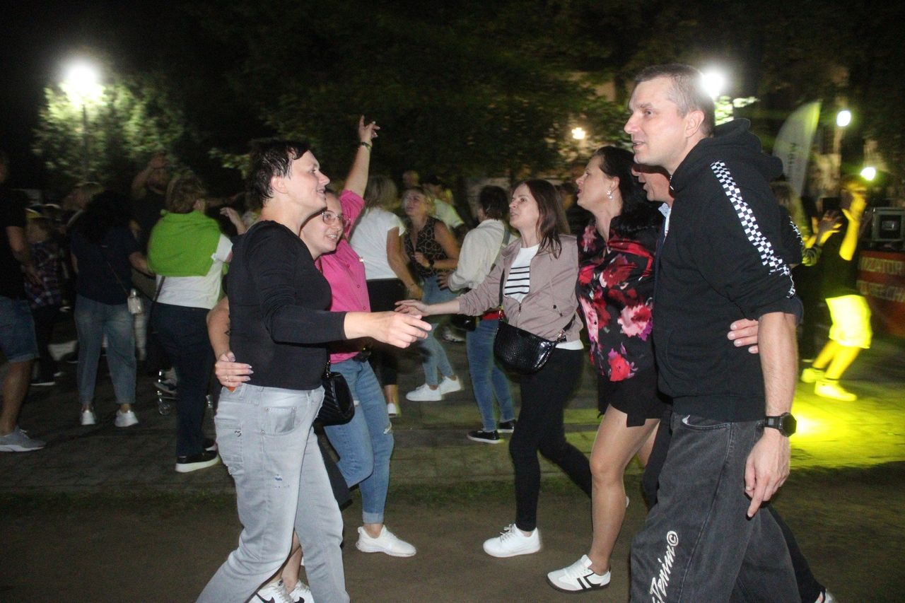 Bełchatów: Kolejna miejska potańcówka pod gwiazdami odbyła się na placu Narutowicza
