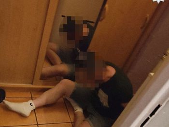 Racibórz: Poszukiwany przez sześć lat ukrywał się przed policją. Podczas nalotu schował się w tapczanie