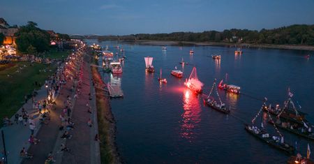 Nocna parada na Wiśle. Łodzie i statki popłynęły w świetle rac i pochodni [zdjęcia]