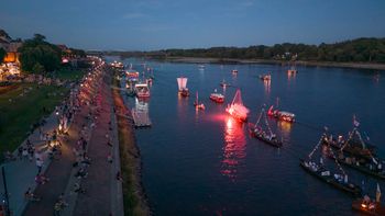 Nocna parada na Wiśle. Łodzie i statki popłynęły w świetle rac i pochodni [zdjęcia]