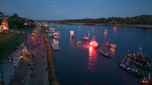 Nocna parada na Wiśle. Łodzie i statki popłynęły w świetle rac i pochodni [zdjęcia]
