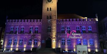 Szczecinek: Ratusz w różu przypomina o profilaktyce raka piersi
