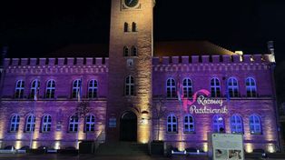 Szczecinek: Ratusz w różu przypomina o profilaktyce raka piersi