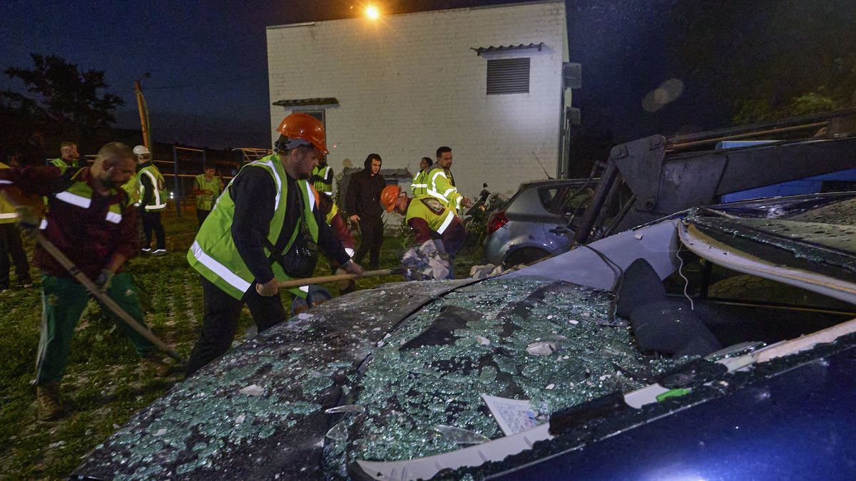 Communal workers remove debris at the site of a drone strike on a high-rise residential building in Kharkiv, northeastern Ukraine, 05 June 2025, amid the Russian invasion. At least 17 people were injured, including four children, after Russian forces launched an overnight attack on Kharkiv using six 'Shahed' drones, according to the State Emergency Service of Ukraine. EPA/SERGEY KOZLOV Dostawca: PAP/EPA.