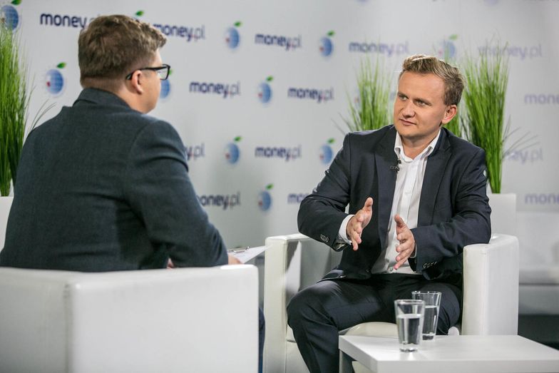 "Nikomu nie zaglądamy do łóżka czy pod kołdrę". Wiceminister o zmianach w programie "500+"