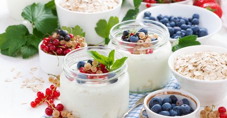 Jogurt o niskiej zawartości tłuszczu z owocami i muesli