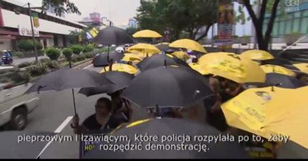 Rzeźba utworzona z parasoli i metalowych części barykad
