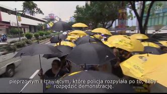 Rzeźba utworzona z parasoli i metalowych części barykad