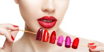 Efekt szminiki, czyli kobiece sposoby na oszczędzanie