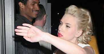 Scarlett śpiewa, ucieka paparazzi i upada na tyłek!