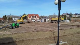 Obryte: Ogrodzenie, alejki, zieleń. Zmiana terenu przy urzędzie