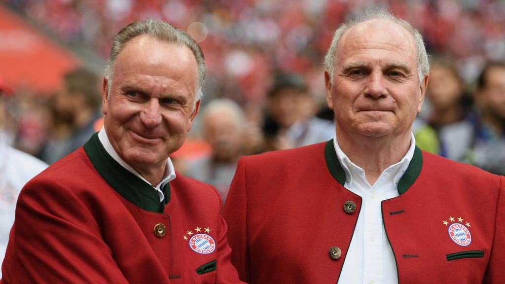 Karl-Heinz Rummenigge (z lewej) i Uli Hoeness (z prawej) 