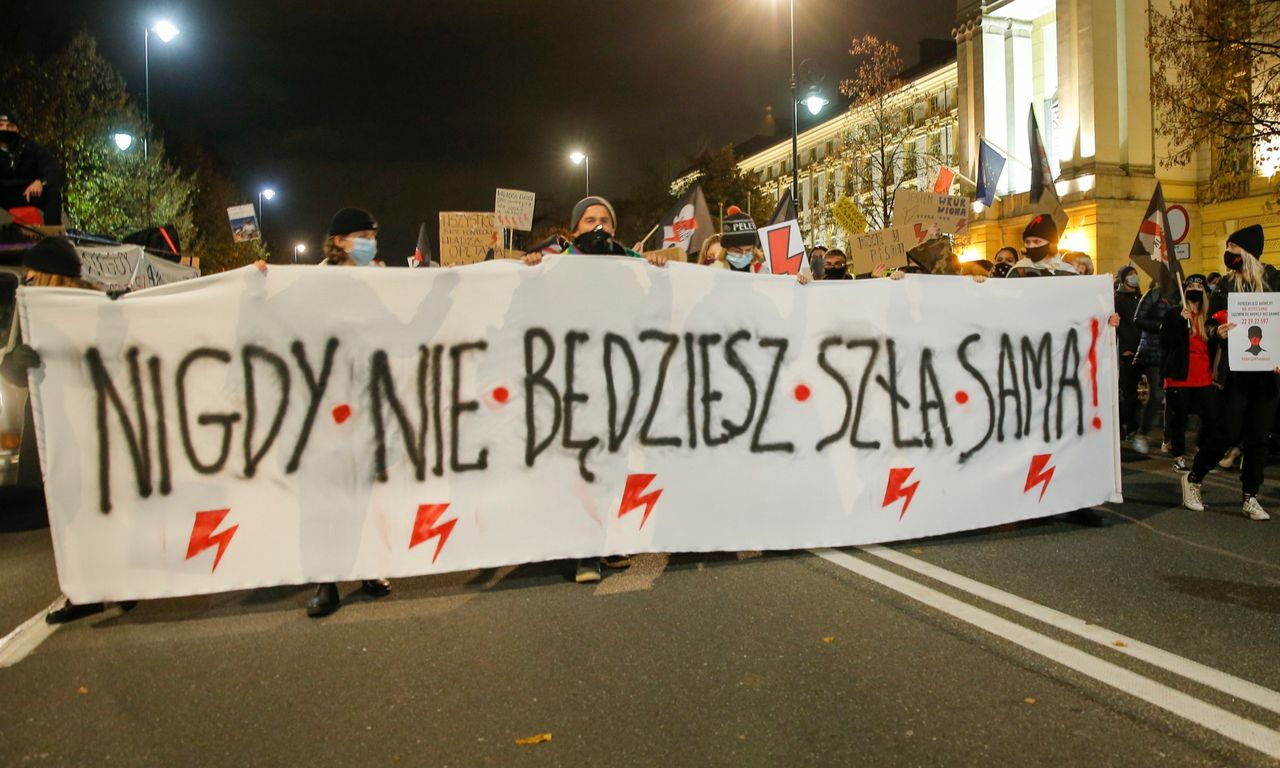 W strajkach biorą udział tysiące manifestantów.